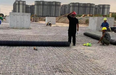 道滘镇土工格栅铺设前地基要怎么处理？